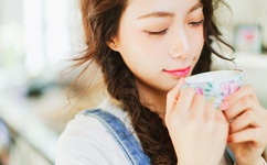 在床上男脱女人的内衣